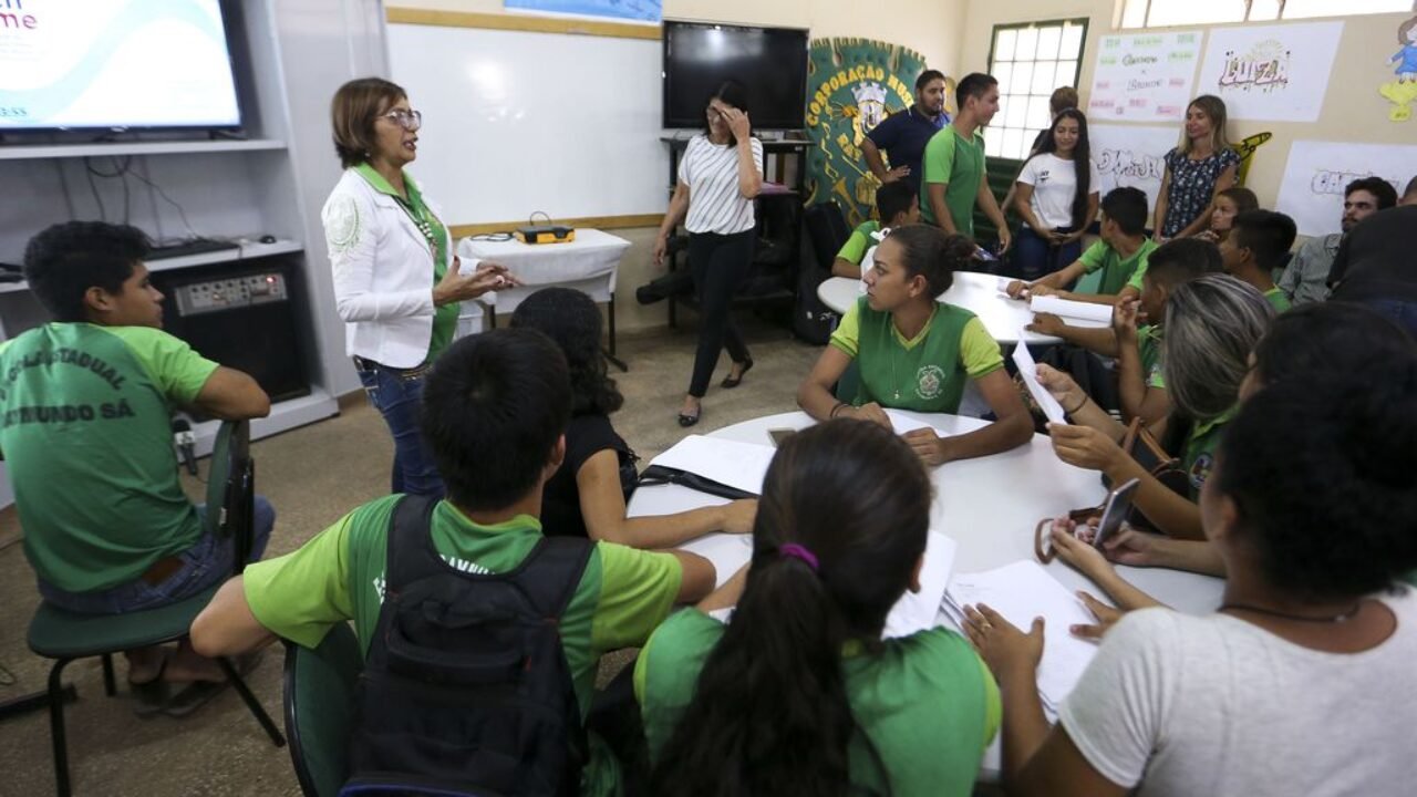 Alunos da escola estadual Raymundo Sá, no município de Autazes, interagem virtualmente com professores e alunos durante aula a distância produzida no Centro Nacional de Mídias de Educação.