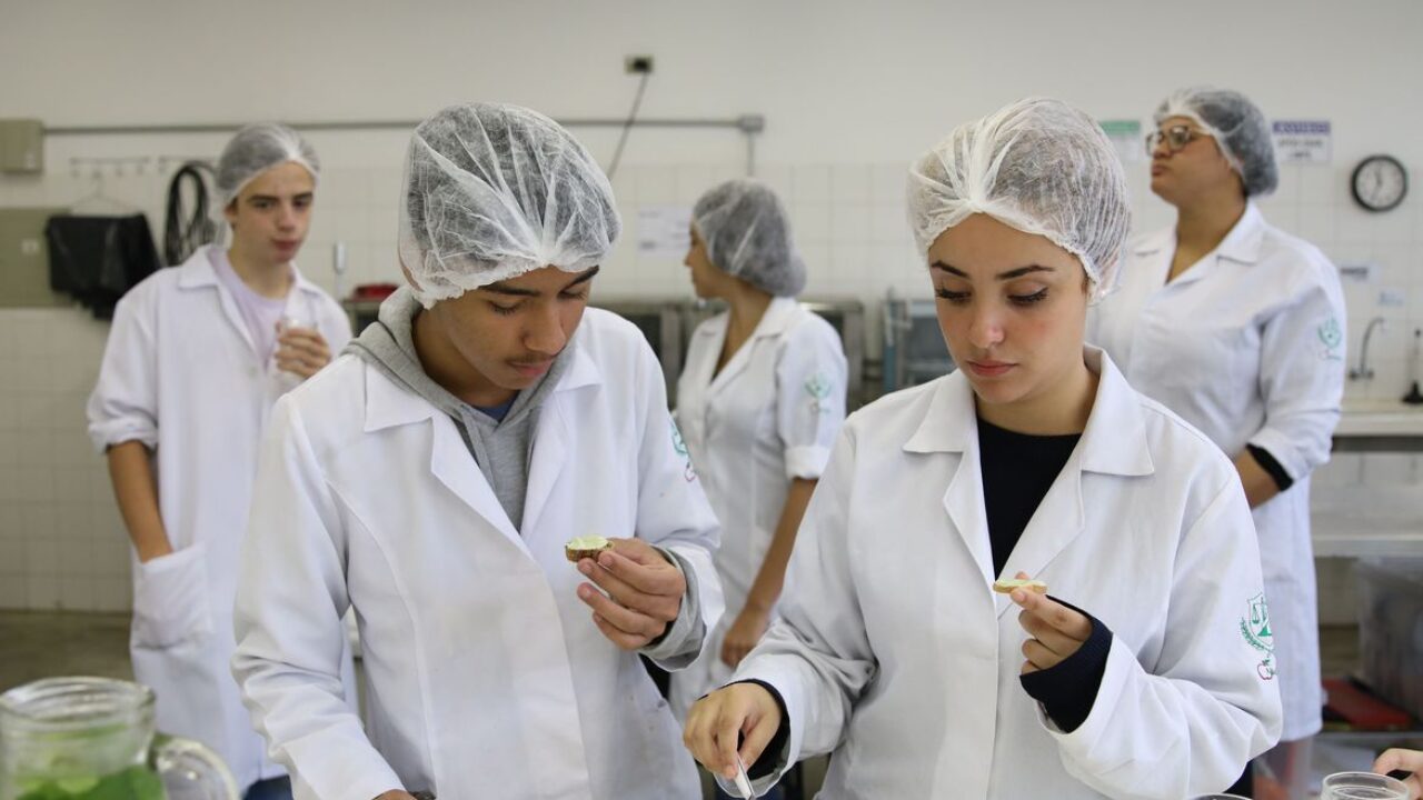 São Paulo - Robson Oliveira e Esther dos Santos, alunos do curso técnico de nutrição e dietética da Escola Técnica Estadual (Etec) Heliópolis, preparam patê com talos da horta cultivada no pátio da escola e vencedora do Prêmio Desafio 2030, organizado pelo Akatu, Instituto 5 Elementos – Educação para a Sustentabilidade, Reconectta – Educação e Sustentabilidade para um mundo melhor e Virada Sustentável.