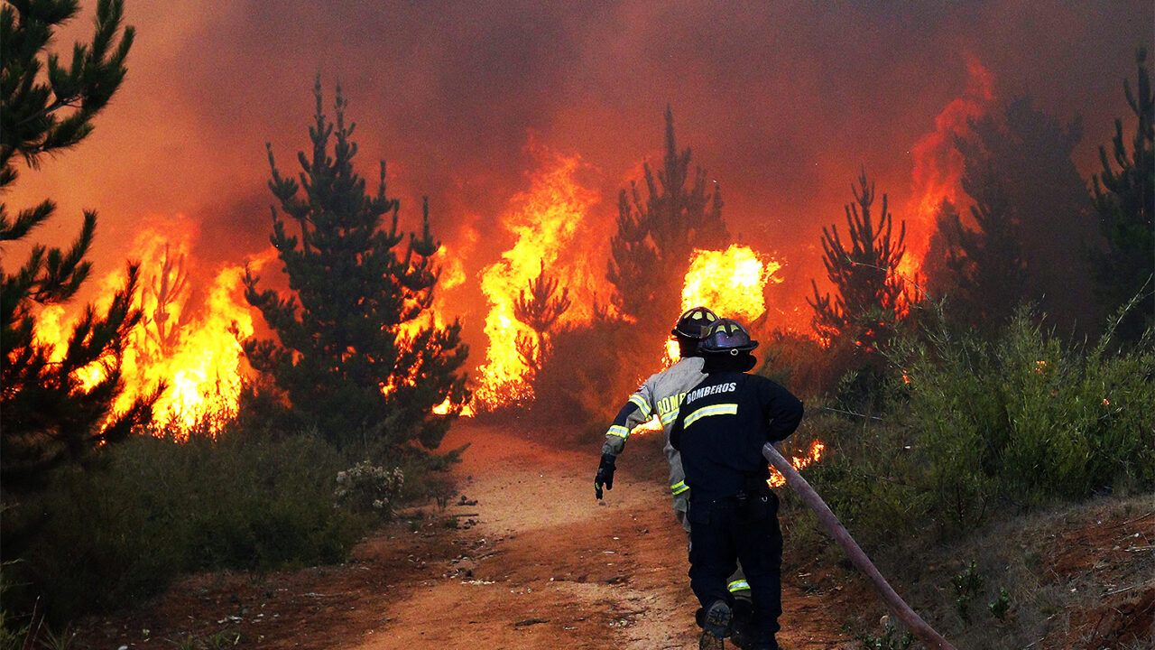 Picture released on March 12, 2017 by Aton Chile shows firefighters working to put out a forest fire in Valparaiso.
Chilean authorities decreed red alert in Valparaiso and Vina del Mar for several forest fires. / AFP PHOTO / ATON CHILE / Raul ZAMORA / Chile OUT / RESTRICTED TO EDITORIAL USE - MANDATORY CREDIT "AFP PHOTO / ATON CHILE / Ra˙l ZAMORA /HO " - NO MARKETING - NO ADVERTISING CAMPAIGNS - DISTRIBUTED AS A SERVICE TO CLIENTS