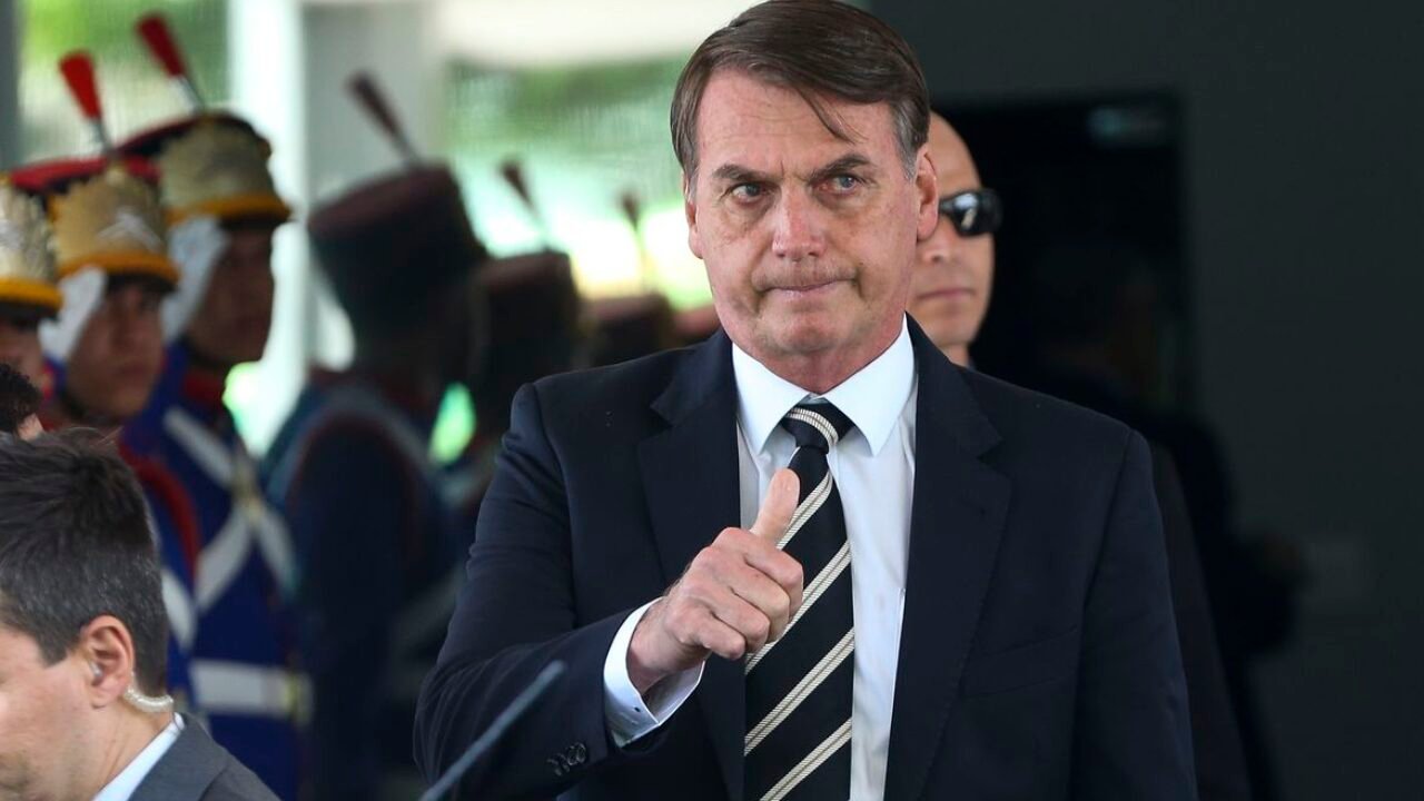 O Presidente Jair Bolsonaro deixa o Ministério da Defesa após almoço com ministros.