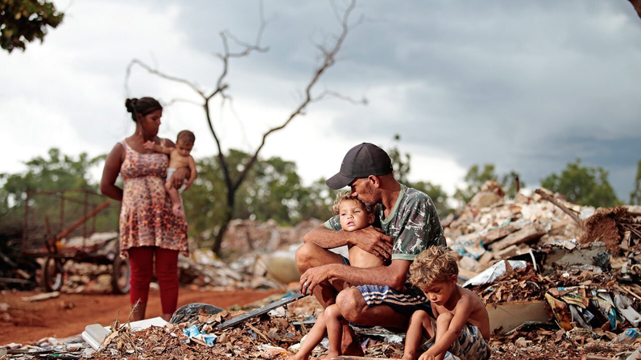 Revista Veja
Matéria: Aumento da pobreza do Brasil
Personagens: Eduardo Bizerra da Silva(pai, catador de papel), Fabiana(mãe) e filhos Alex, Alessandra e Alana(bebê de oito meses)
Foto: Cristiano Mariz
Data: 29/11/2017
Local: Plano Piloto - Brasília - DF