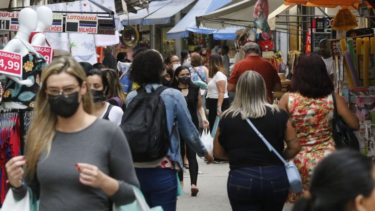 Movimento de vendas de brinquedos para o Dia das Crianças, comércio varejista nas ruas do Polo Saara, centro do Rio de Janeiro.