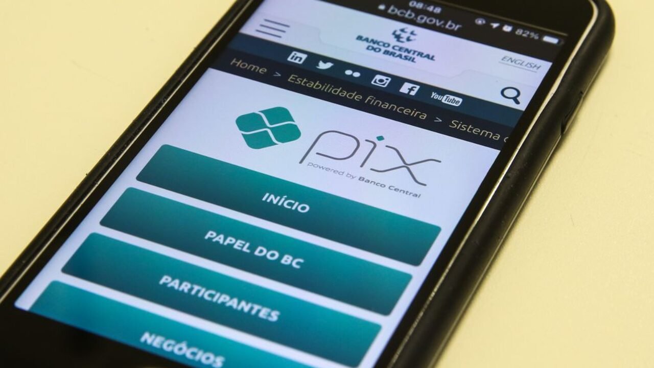 Pix é o pagamento instantâneo brasileiro. O meio de pagamento criado pelo Banco Central (BC) em que os recursos são transferidos entre contas em poucos segundos, a qualquer hora ou dia. É prático, rápido e seguro.