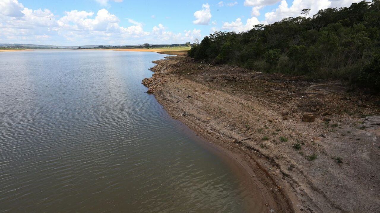 Brasília - Lago da barragem de Santo Antonio do Descoberto, que abastece boa parte das cidades satélite da capital, está com o nível de água bem abaixo do esperado (Fabio Rodrigues Pozzebom/Agência Brasil)
