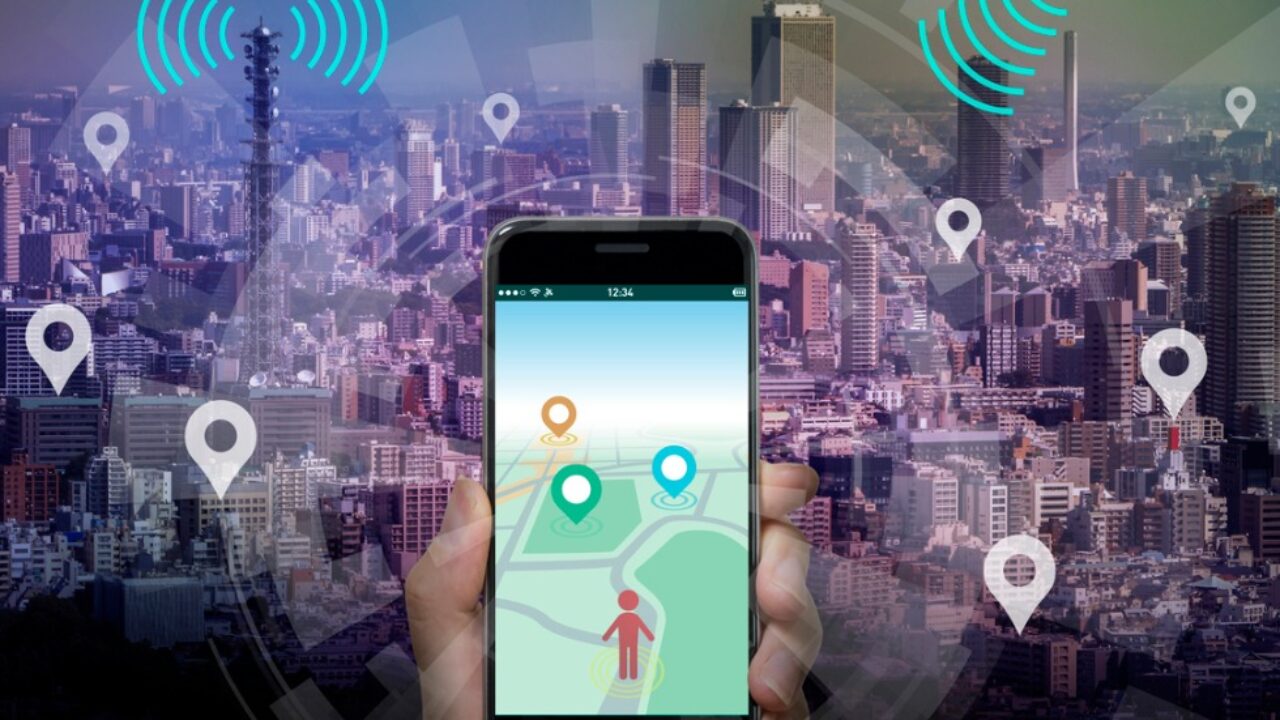 smart-city-and-smart-phone-application-using-location-information-picture-id612616308