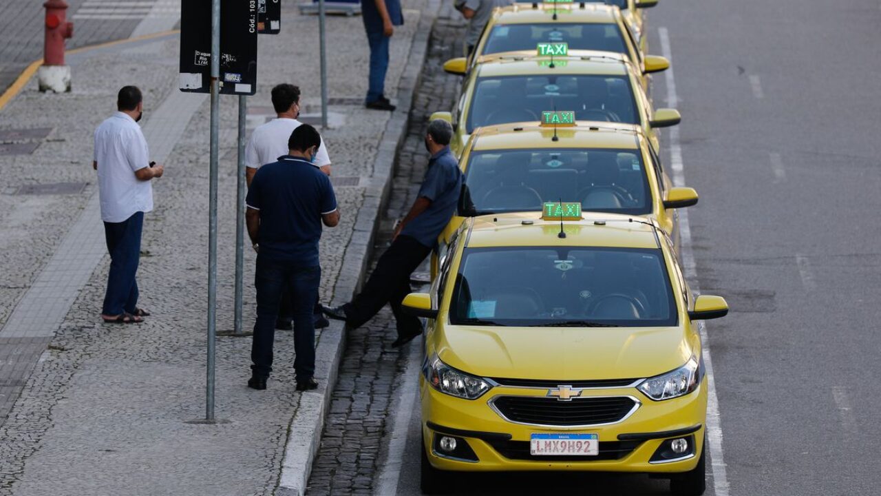 Rio de Janeiro - Circulação de táxis na região central do Rio. (Fernando Frazão/Agência Brasil)