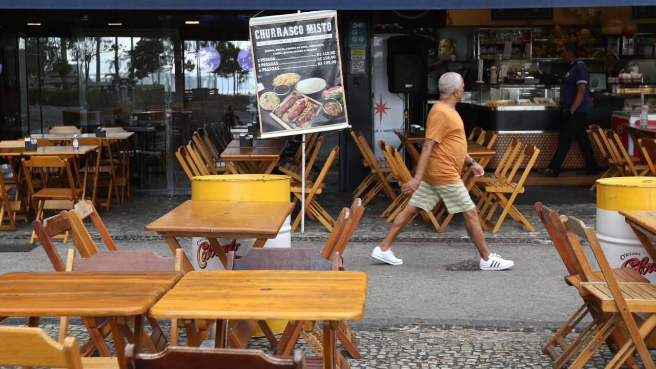 Restaurante aberto no centro da cidade. IBGE divulga Pesquisa Anual de Serviços (PAS) referente a 2020.