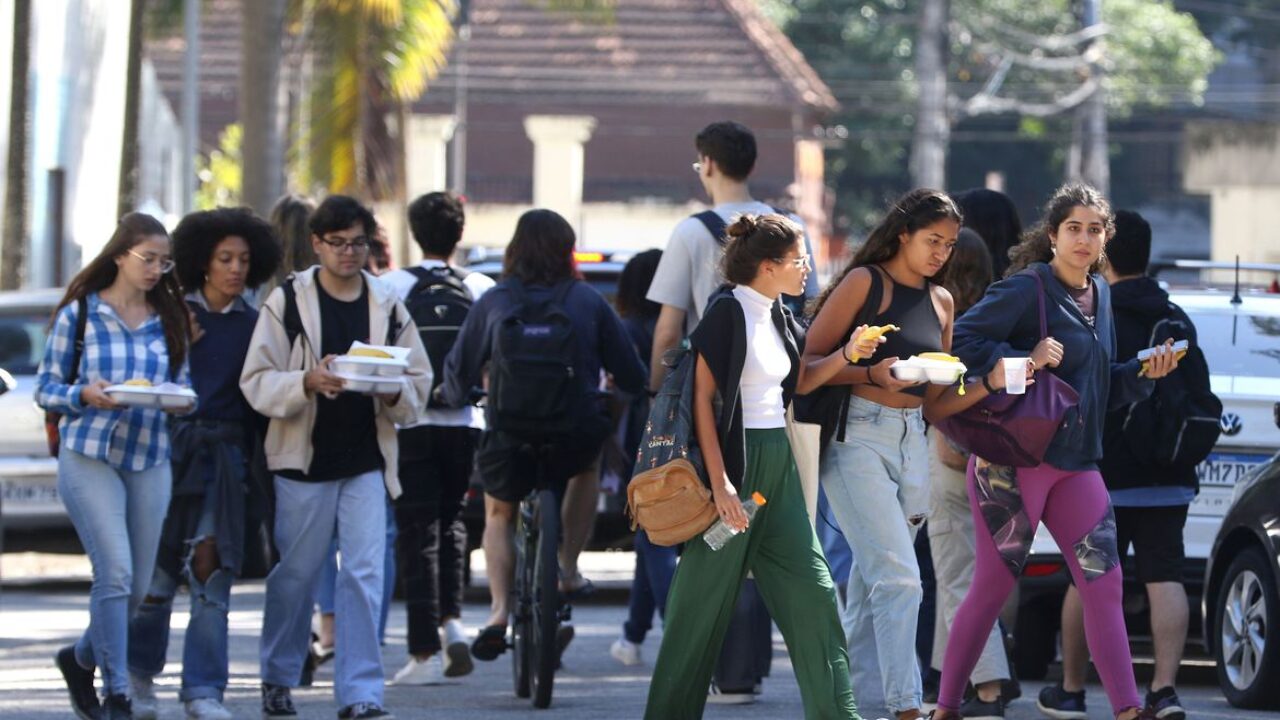 Rio de Janeiro (RJ), 06/07/2023 - Estudantes universitários no campus Praia Vermelha da UFRJ.   Foto:Tânia Rêgo/Agência Brasil