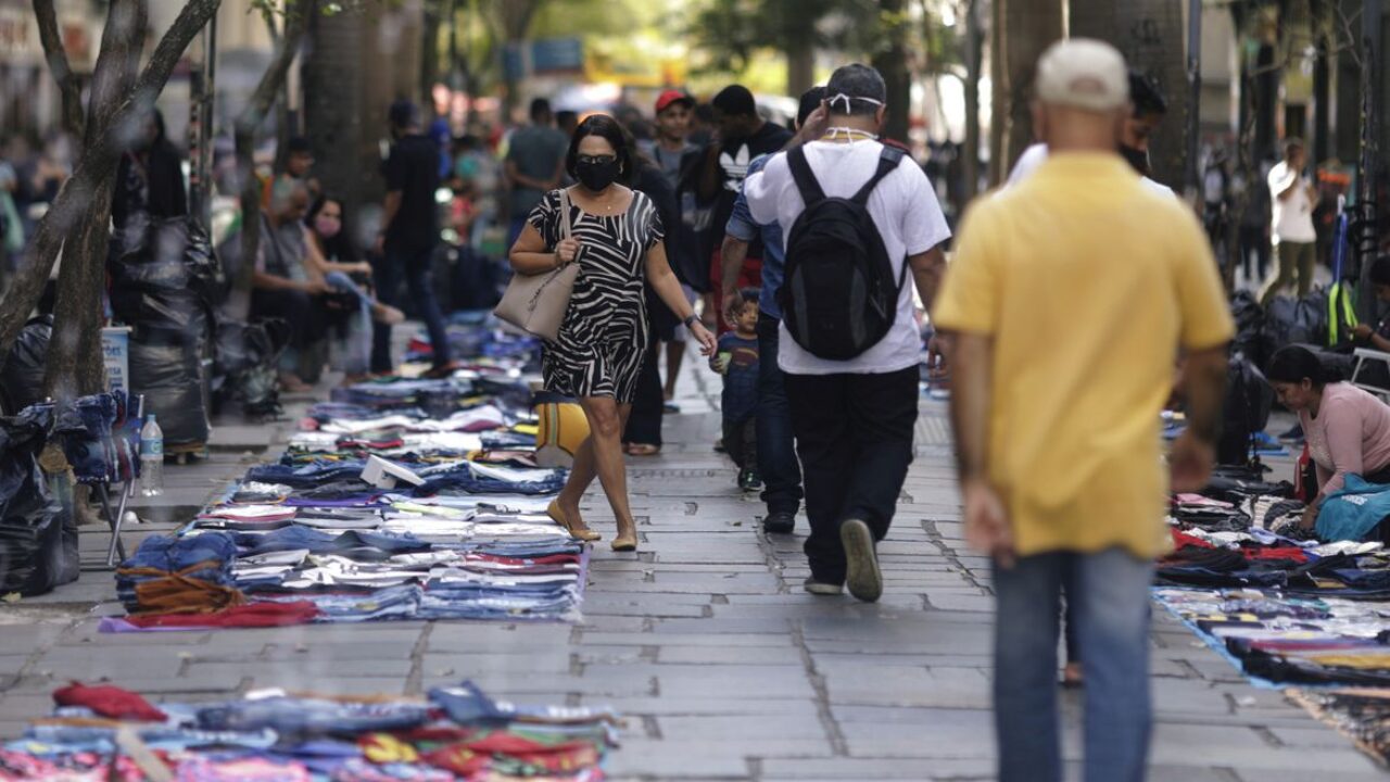 Pessoas caminham entre vendedores ambulantes vendendo suas mercadorias no centro do Rio de Janeiro, Brasil, 1º de setembro de 2020. REUTERS / Ricardo Moraes