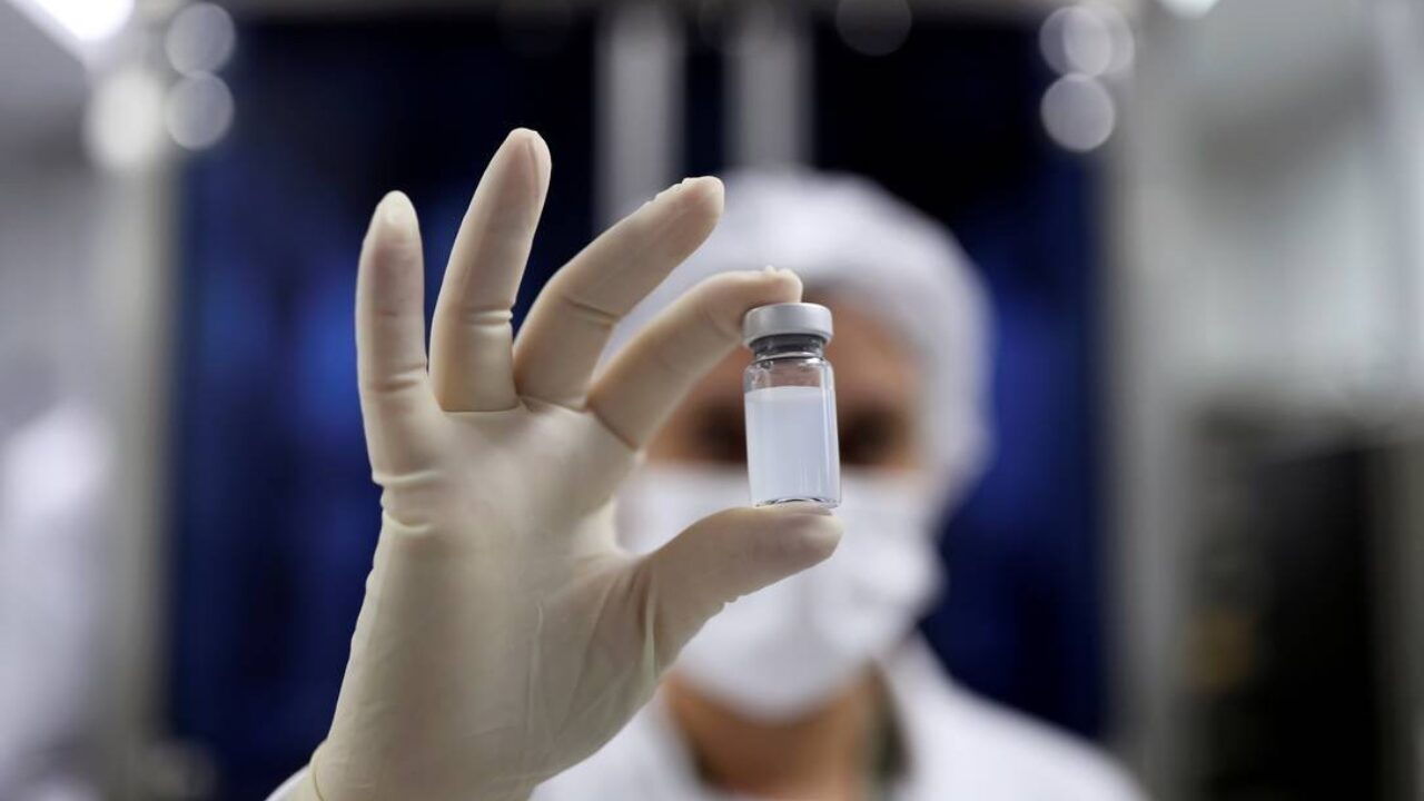 x91189357_FILE-PHOTO-An-employee-holds-a-vial-containing-CoronaVac-Sinovac-Biotechs-vaccine-against.jpg.pagespeed.ic.ab9Me8LCyj